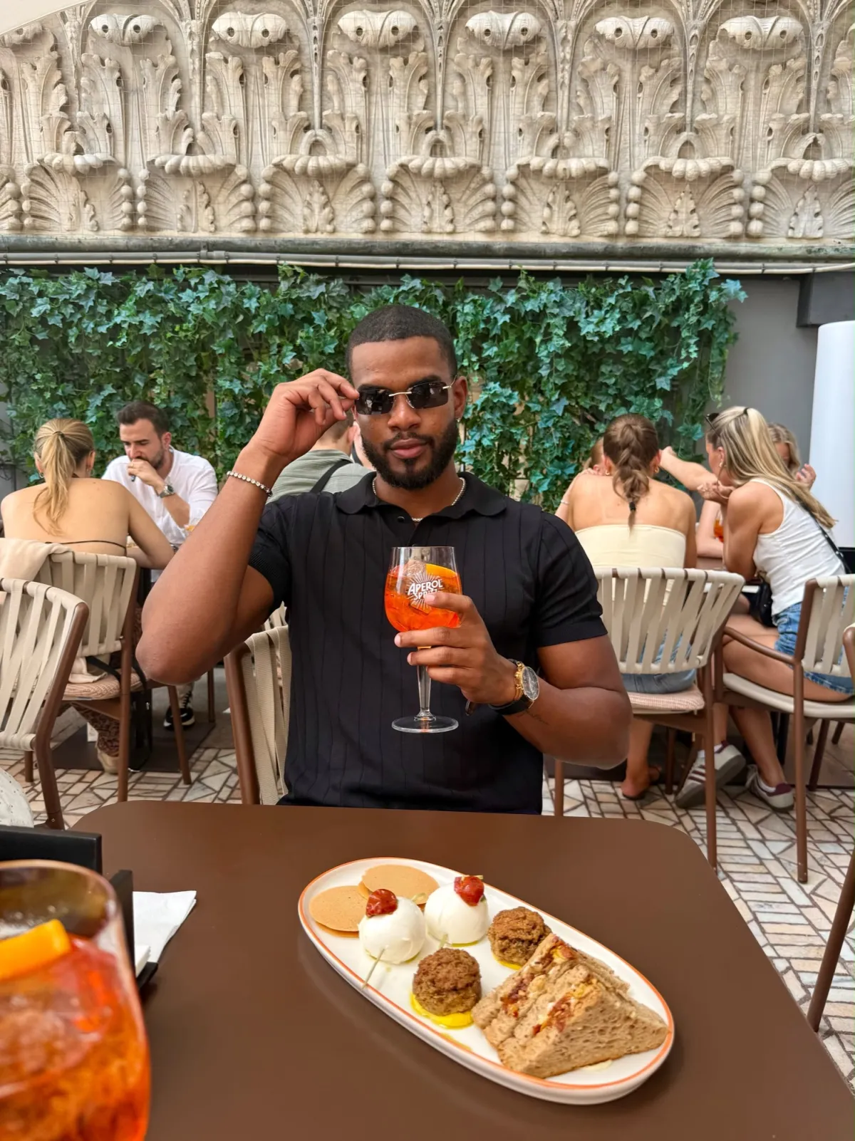 Derrick en terrasse avec un Aperol