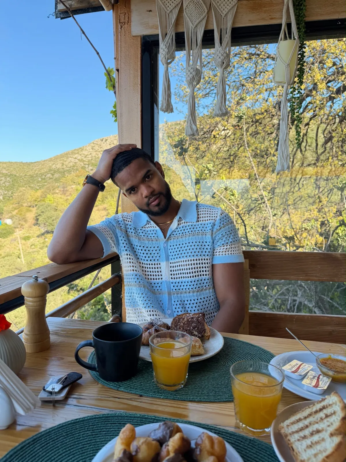 Petit-déjeuner en terrasse avec vue sur la montagne