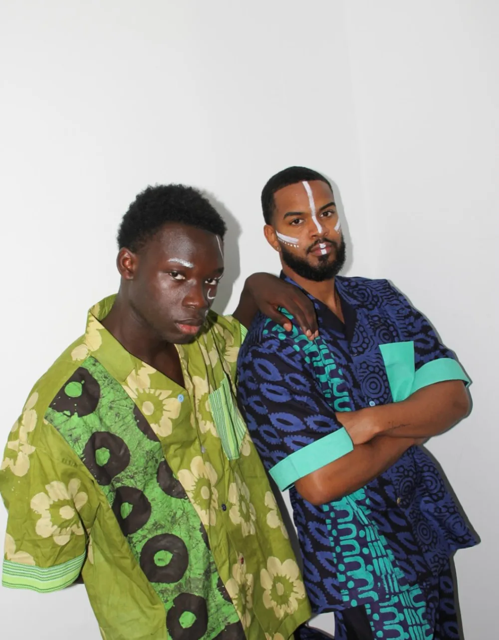 Derrick et un autre mannequin en tenues imprimées, maquillage blanc