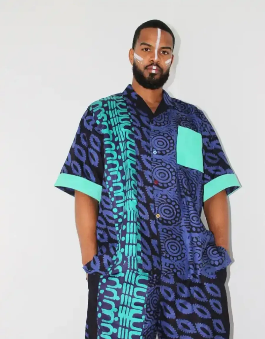 Derrick en chemise imprimée bleue et turquoise